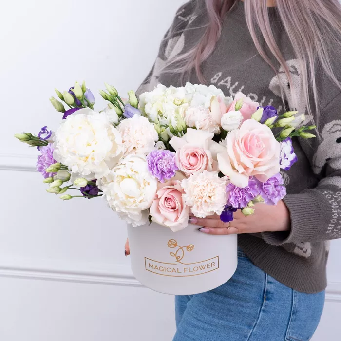 Шляпная коробка из гортензий, пионов и роз