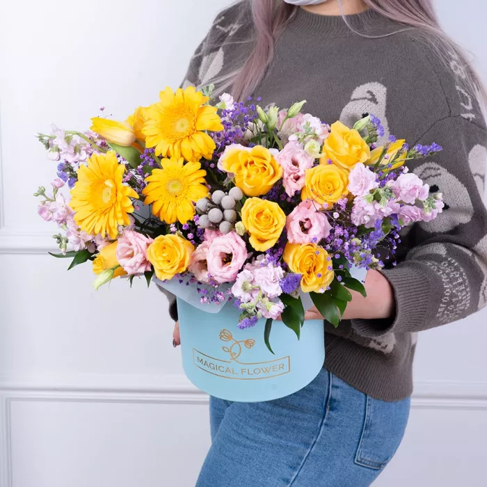 Шляпная коробка из роз и гербер