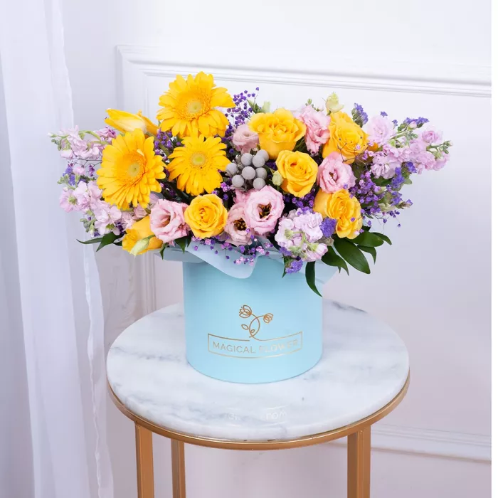 Шляпная коробка из роз и гербер