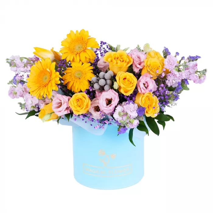 Шляпная коробка из роз и гербер