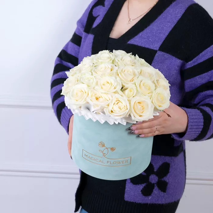 25 белых роз premium в зеленой бархатной шляпной коробке