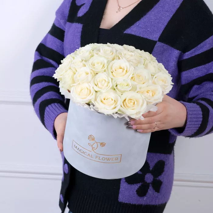 Букет из 25 белых роз premium в серой бархатной шляпной коробке Букет из 25 белых роз premium в серой бархатной шляпной коробке