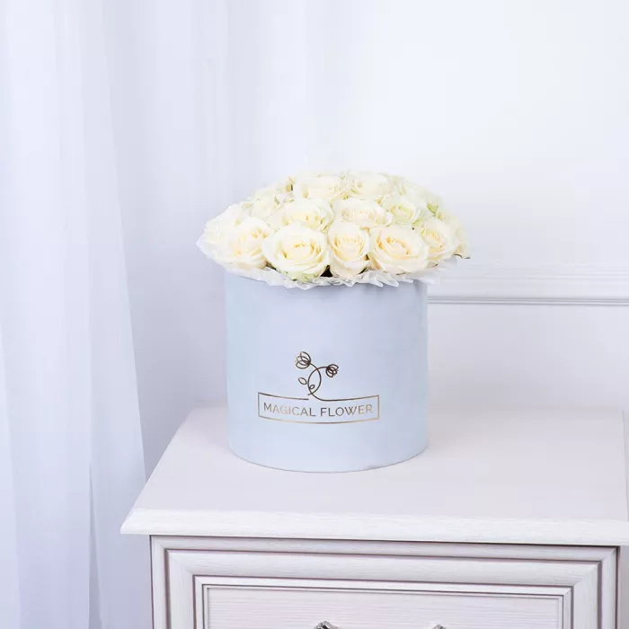Букет из 25 белых роз premium в серой бархатной шляпной коробке Букет из 25 белых роз premium в серой бархатной шляпной коробке