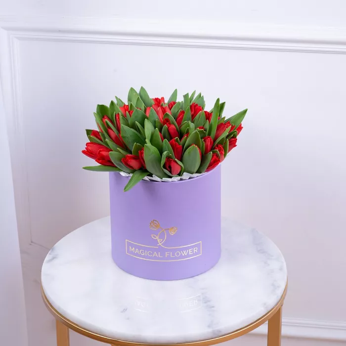 51 красный тюльпан в фиолетовой шляпной коробке