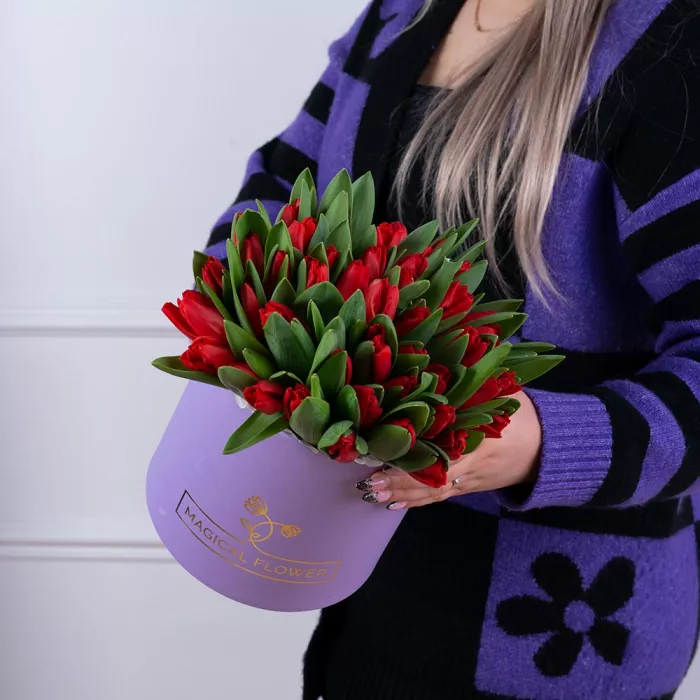 51 красный тюльпан в фиолетовой шляпной коробке