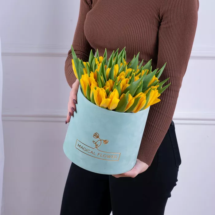 51 желтый тюльпан в зеленой бархатной шляпной коробке