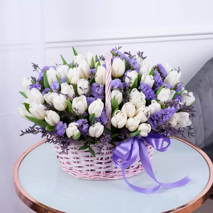 Букет из 71 тюльпана со статицей в корзине