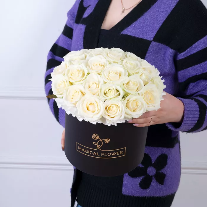 Букет из 25 белых роз premium в черной шляпной коробке