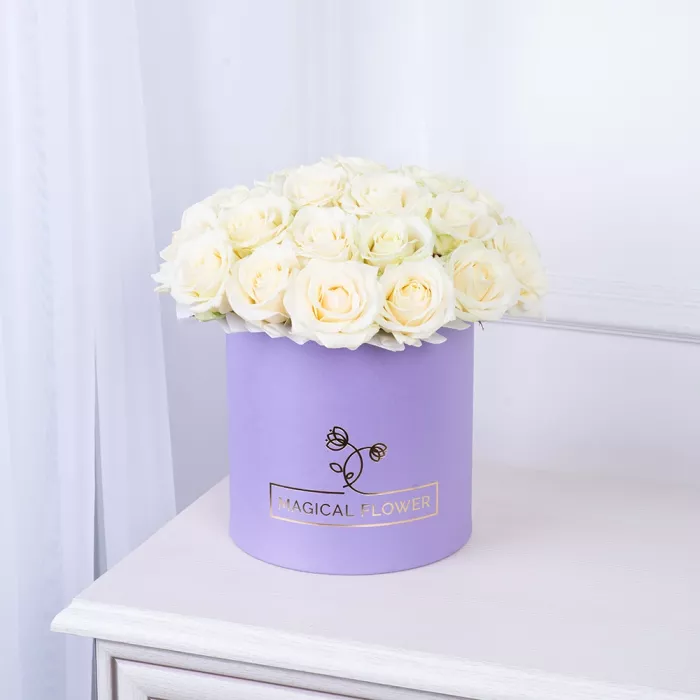 Букет из 25 белых роз premium в фиолетовой шляпной коробке