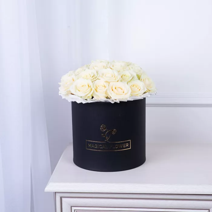 Букет из 25 белых роз premium в черной шляпной коробке