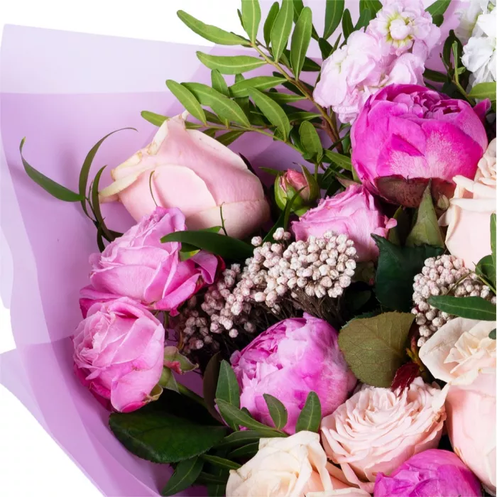 Букет из роз, сирени и ранункулюсов