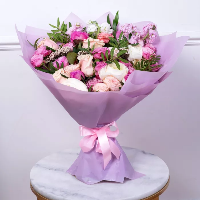 Букет из роз, сирени и ранункулюсов