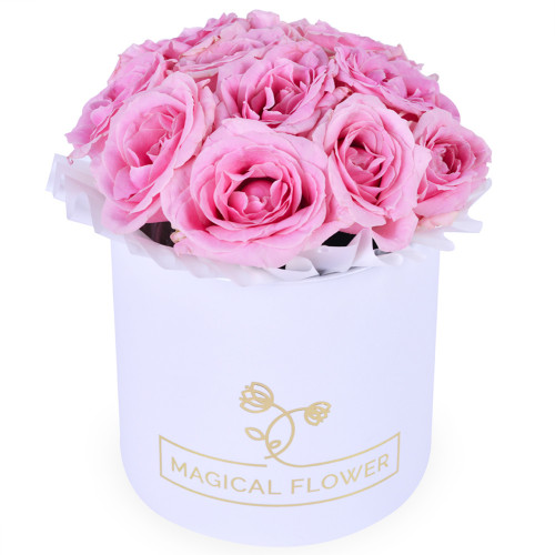 Букет на День матери из 11 розовых роз в белой шляпной коробке