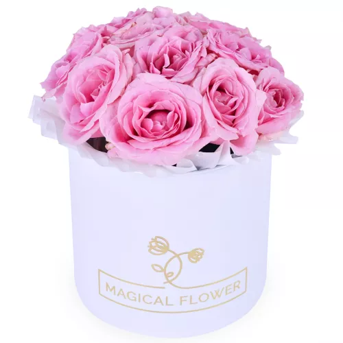 Букет из 11 розовых роз в белой шляпной коробке
