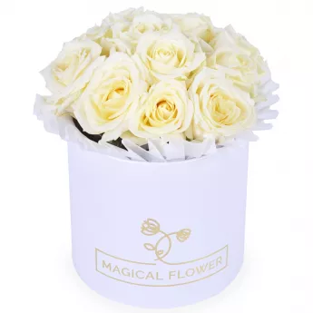 Букет из 11 белых роз в белой шляпной коробке