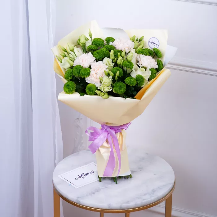 Букет из диантуса, роз и хризантем