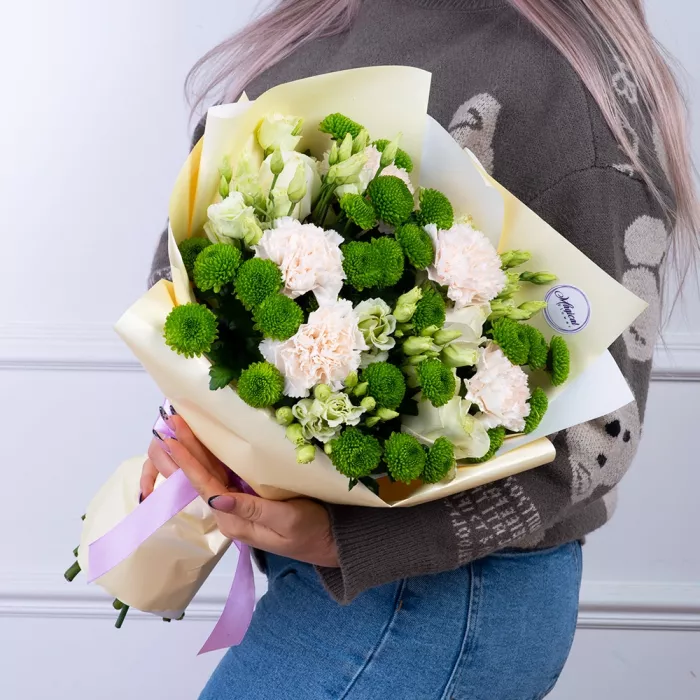 Букет из диантуса, роз и хризантем