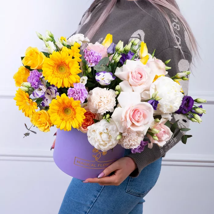 Букет в шляпной коробке из роз, гербер и хризантем