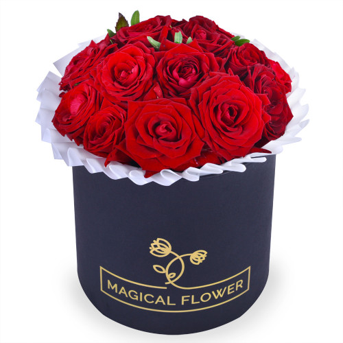 Букет на День матери из 11 красных роз в шляпной черной коробке
