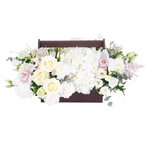 Коробка с розами, диантусом и лизиантусами