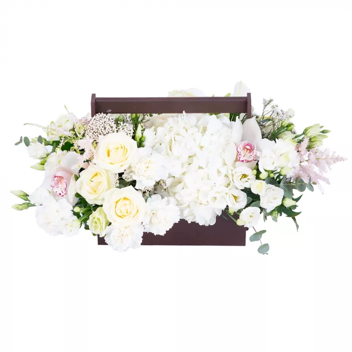 Коробка с розами, диантусом и лизиантусами