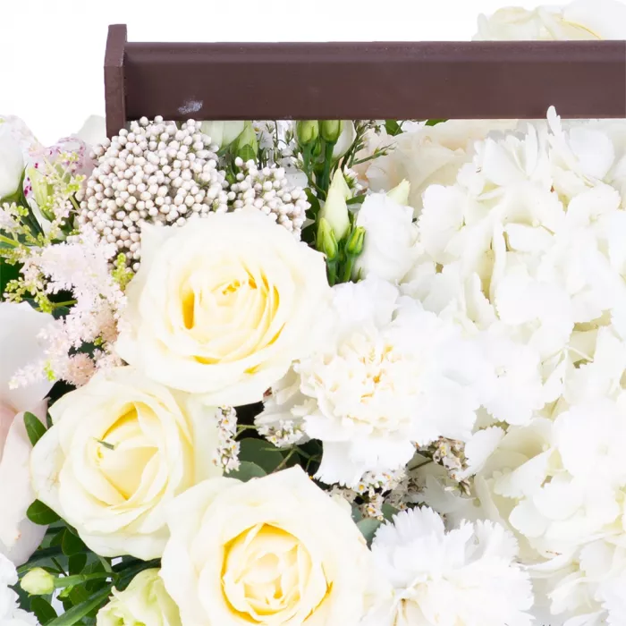 Коробка с розами, диантусом и лизиантусами