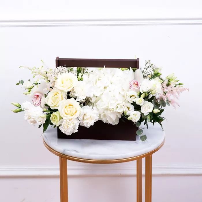 Коробка с розами, диантусом и лизиантусами