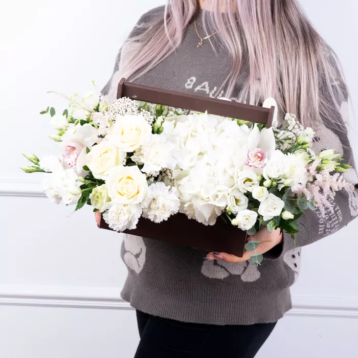 Коробка с розами, диантусом и лизиантусами