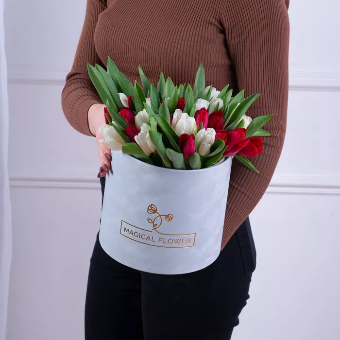 51 Разноцветный тюльпан в серой бархатной шляпной коробке