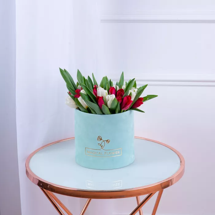 51 Разноцветный тюльпан в зеленой бархатной шляпной коробке