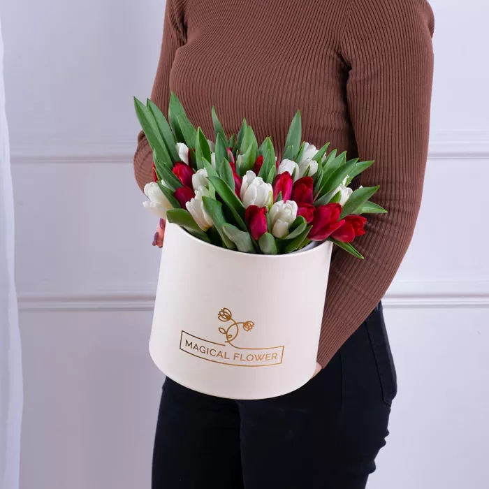 51 Разноцветный тюльпан в кремовой шляпной коробке