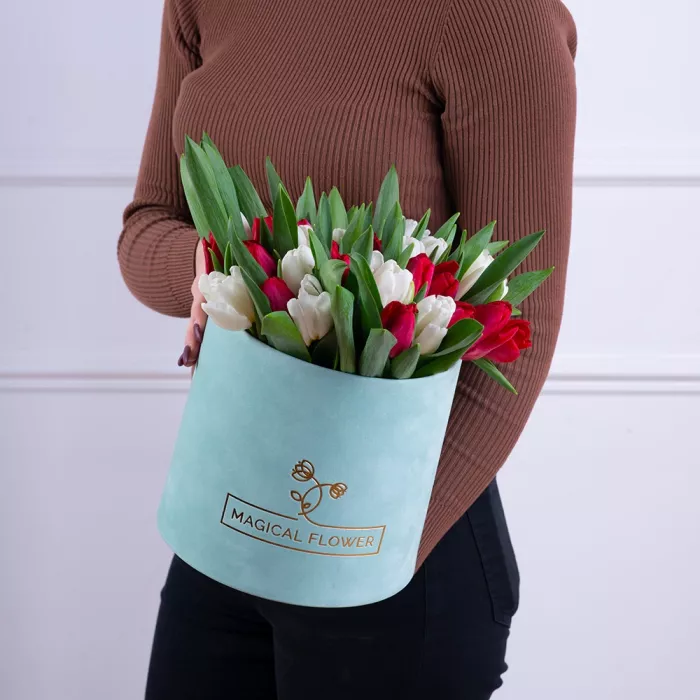 51 Разноцветный тюльпан в зеленой бархатной шляпной коробке