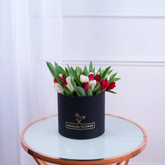 51 Разноцветный тюльпан в черной шляпной коробке