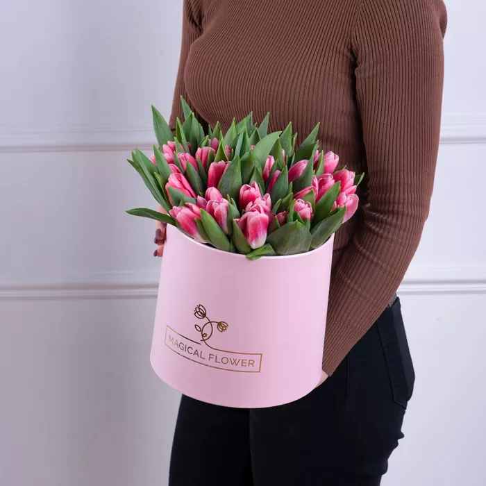 51 Бело-малиновый тюльпан в розовой шляпной коробке