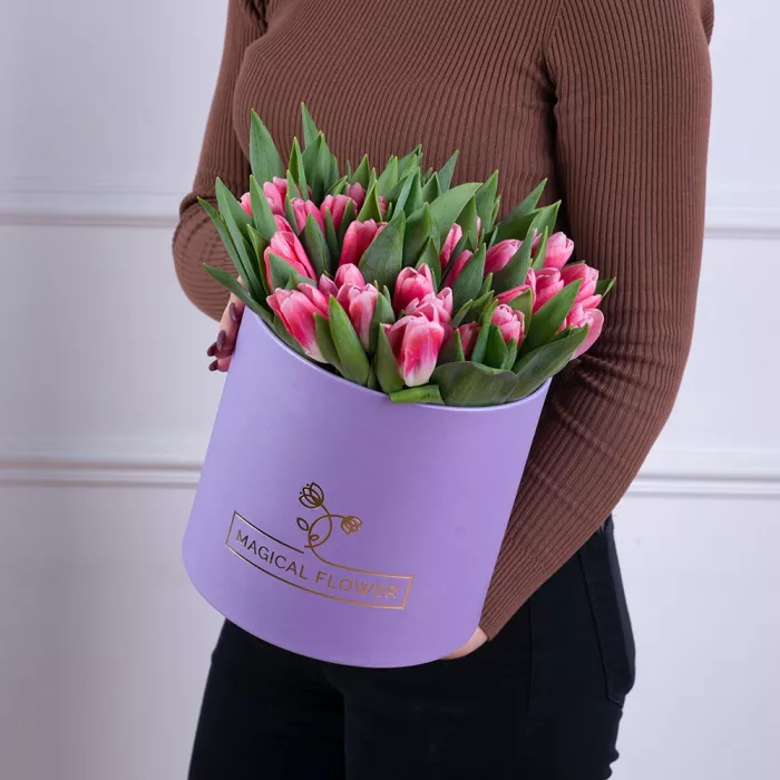 51 Бело-малиновый тюльпан в фиолетовой шляпной коробке