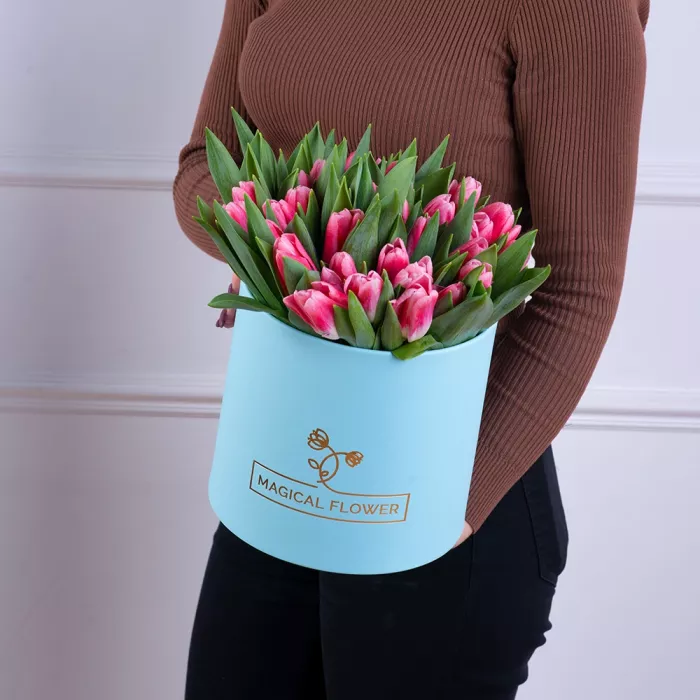 51 Бело-малиновый тюльпан в голубой шляпной коробке