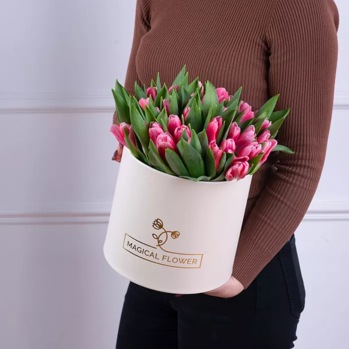 51 Бело-малиновый тюльпан в кремовой шляпной коробке