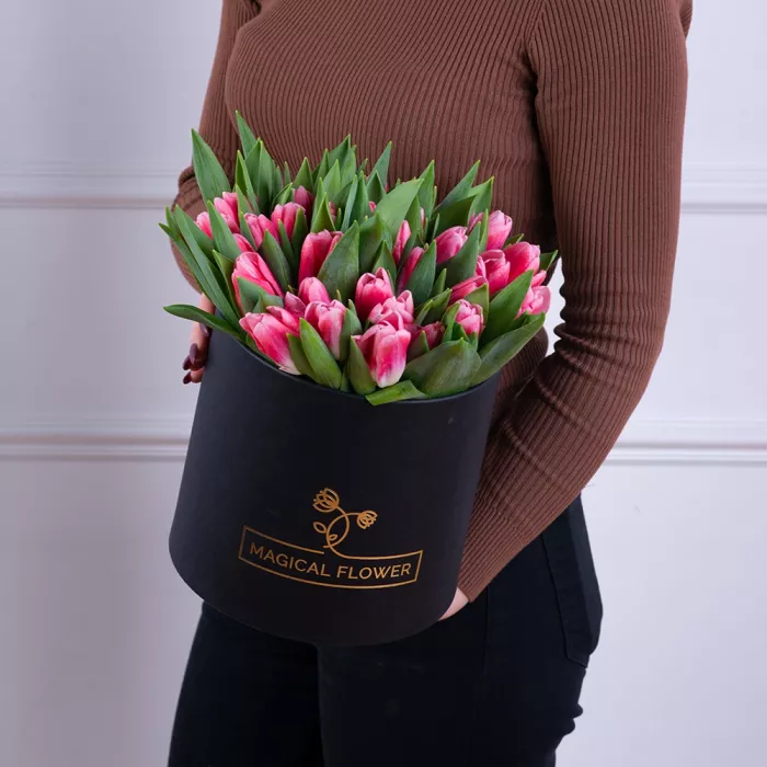 51 Бело-малиновый тюльпан в черной шляпной коробке