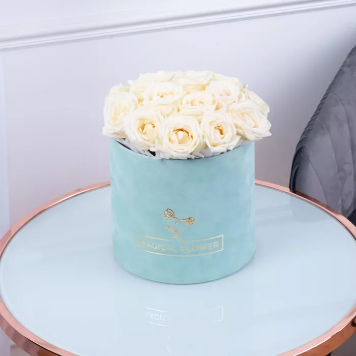 Букет из 19 белых роз premium в зеленой бархатной шляпной коробке