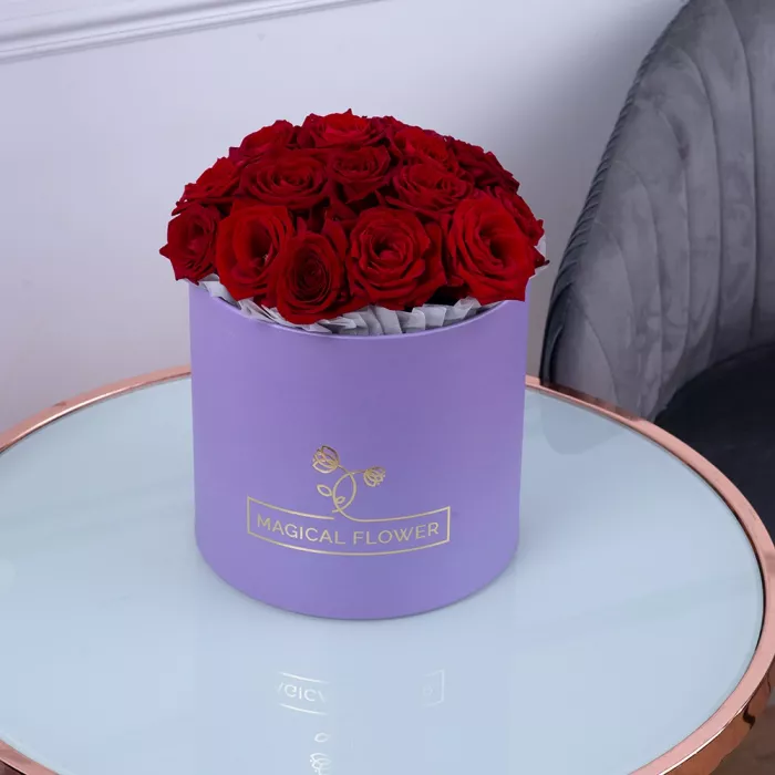 Букет из 19 красных роз premium в фиолетовой шляпной коробке