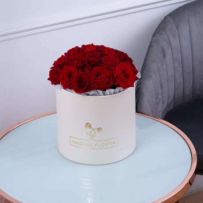 Букет из 19 красных роз premium в кремовой шляпной коробке