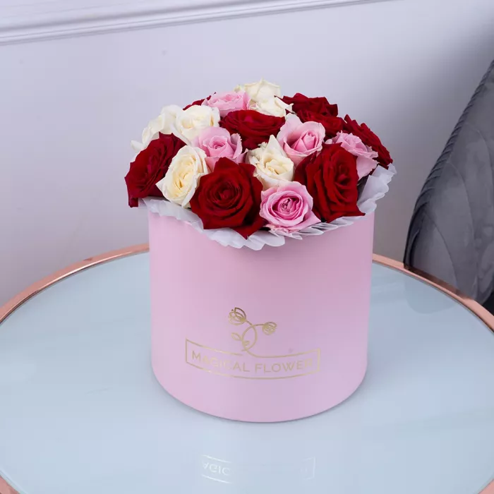 Букет из 19 разноцветных роз premium в розовой шляпной коробке