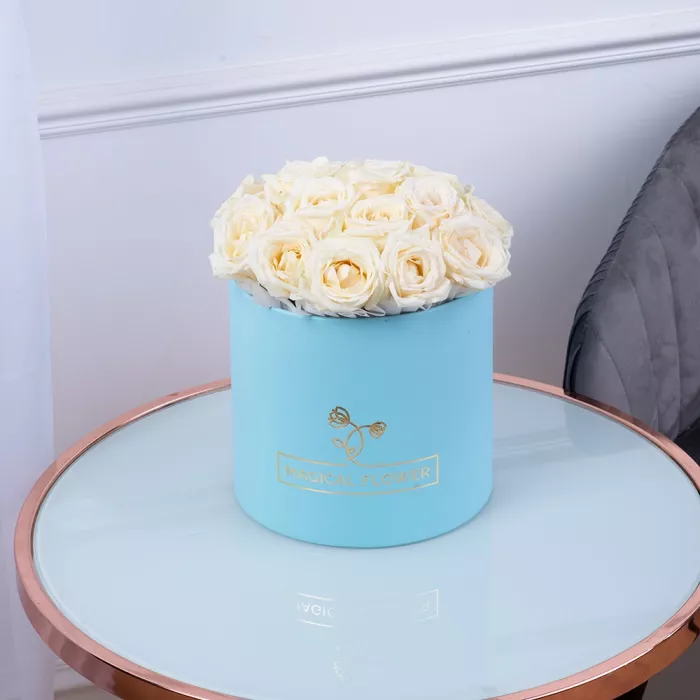 Букет из 19 белых роз premium в голубой шляпной коробке