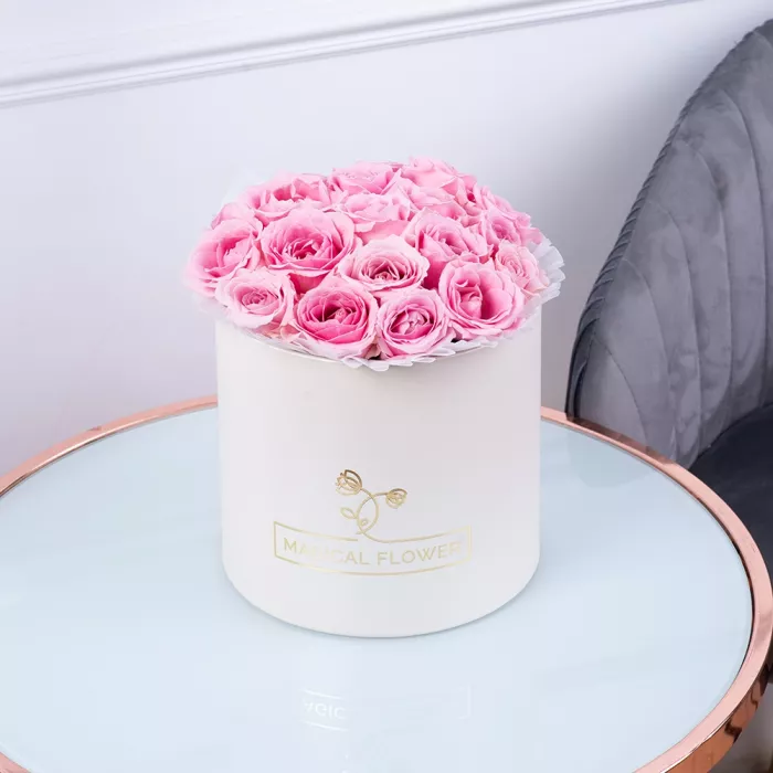 Букет из 19 розовых роз premium в кремовой шляпной коробке