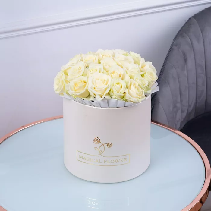 Букет из 21 белой розы premium в кремовой шляпной коробке