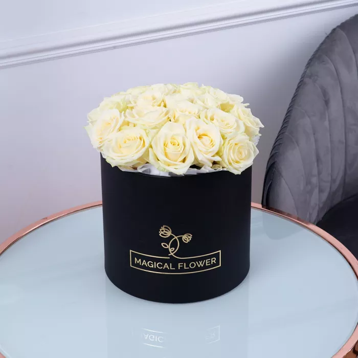 Букет из 21 белой розы premium в черной шляпной коробке