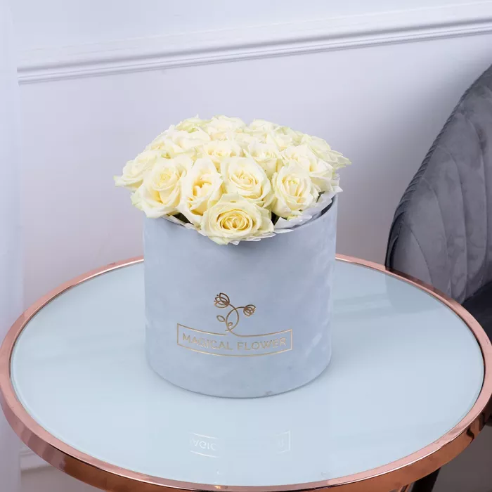 Букет из 21 белой розы premium в серой бархатной шляпной коробке