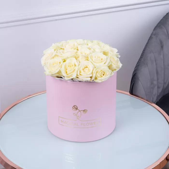 Букет из 21 белой розы premium в розовой шляпной коробке