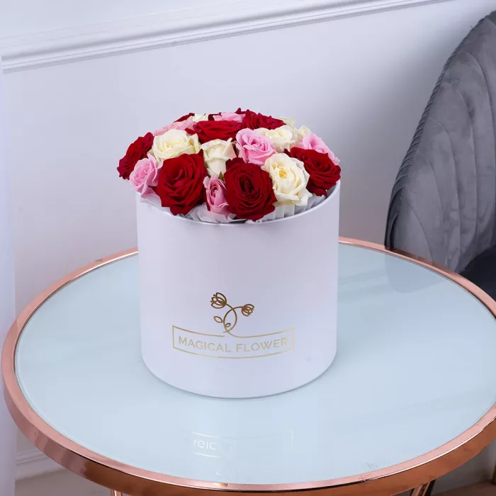 Букет из 21 разноцветной розы premium в белой шляпной коробке