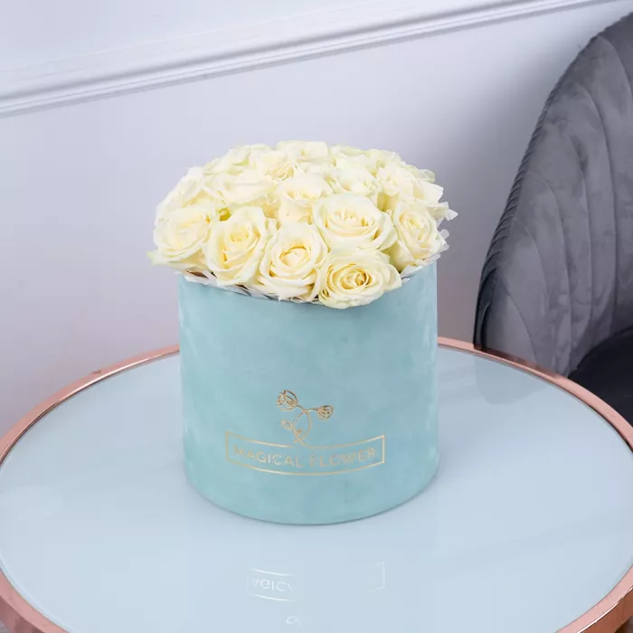 Букет из 21 белой розы premium в зеленой бархатной шляпной коробке